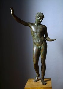 Kreikkalainen taide: "" Marathonin nuori mies"" (ephebe) Hermeksen teinin tai nuoren urheilijan patsas - Pronssinen veistos, jonka on valmistanut Praxitele (4. vuosisata eKr.), 330 eKr. Dim. 130 cm - Athenes, Kansallinen arkeologinen museo - Marathonin poi