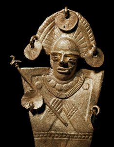Prekolumbialainen taide, Muisca-sivilisaatio: naisen (Tunjo) patsas kultaisessa seremonia-asussa. 15-17-luvulla. Bogota, Museo de Oro, Kolumbia - Esikolumbiaaninen taide, Muisca-kulttuuri (15.-17. jKr): kultainen patsas tunjosta, naisesta, jolla on juhlapu