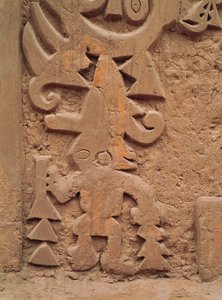 Yksityiskohta Huaca el Dragon -temppelin reliefeistä (kivi) tekijältä Pre Columbian Pre Columbian