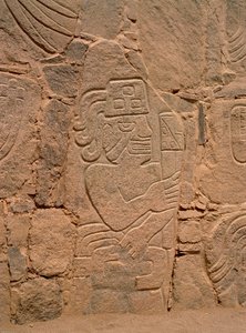 Figuuri soturista, jolla on kypärä ja kädessään maila (kivi) tekijältä Pre Columbian Pre Columbian