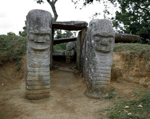 Megaliittinen veistos zoomorfisista karyatideista tekijältä Pre Columbian Pre Columbian