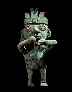 Esikolumbialainen taide, Vicus-kulttuuri (Peru): muusikkoa edustava pronssinen patsas. Noin 200 jKr. JC. Lima, Kultamuseo, Peru