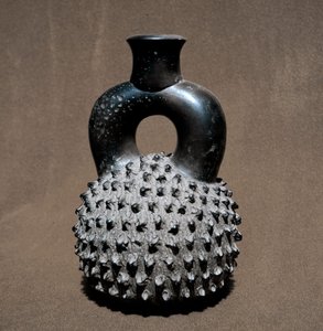 Esikolumbialainen taide, cupisnique sivilisaatio: maljakko kovakuoriaisen ja granaattiomenan muodossa. 300 eKr.-100 jKr. Lima, kansallinen antropologian ja arkeologian museo, Peru tekijältä Pre Columbian Pre Columbian