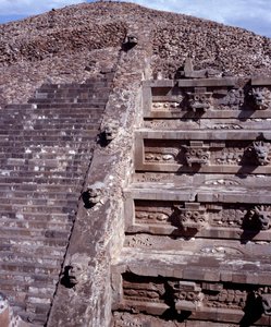 Esikolumbialainen sivilisaatio: näkymä Teotihuacanin (300 eKr.-600 jKr.) paikalle: Quetzalcoatlin temppeli tai höyhenkäärmeen temppeli. Meksiko tekijältä Pre Columbian Pre Columbian