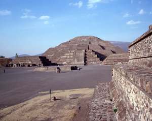 Esikolumbialainen sivilisaatio: näkymä Teotihuacanin (300 eKr.-600 jKr.) paikalle: Kuun temppeli (tai pyramidi). Meksiko tekijältä Pre Columbian Pre Columbian