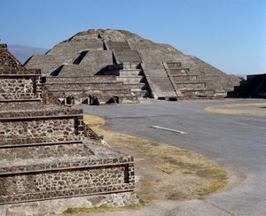 Kuun pyramidi tekijältä Pre Columbian Pre Columbian