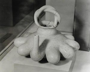 Maljakko koristeltu kymmenellä nännimuodolla, Huastecan, n.1000-1250 (terrakotta) (m/v kuva) tekijältä Pre Columbian Pre Columbian