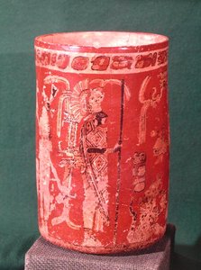 Maljakko, joka kuvaa seremoniallista kohtausta, Tepeu 1 -kausi, Uaxuctunista, 600-950 (monivärinen kivi) (katso myös 201515) tekijältä Pre Columbian Pre Columbian