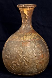 Pullo, joka kuvaa ratsastajan ja jalkaisin kulkevan soturin välistä taistelua (terrakotta). tekijältä Precolombian Precolombian