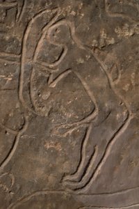 Ihmishahmo ja härän pää (kallioveisto) tekijältä Prehistoric