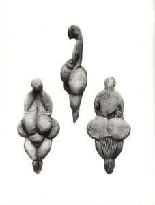 Kolme näkymää "Venus"-patsaalle Rideaux