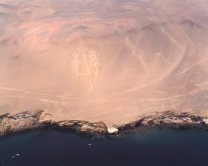Ilmakuva Paracasin kynttelikköstä tai Andien kynttelikköstä Piscon lahdella (1983 - valokuvaus) tekijältä Prehistoric Prehistoric