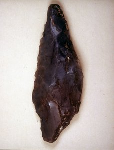 Nuolet osoittavat piikiveä. Varese. Milanon arkeologinen museo tekijältä Prehistoric Prehistoric