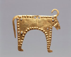 Bulgaria, Sofia, Kansallinen historiamuseo, Kultalehti eläinhahmoilla Varnasta tekijältä Prehistoric Prehistoric
