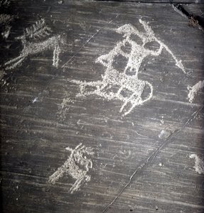 Camunni-sivilisaatio, esihistoria, kalliotaide: hautakallio, joka edustaa metsästäjiä ja peuroja. Rocher de Naquane, Valcamonica (Val Camonica) tekijältä Prehistoric Prehistoric