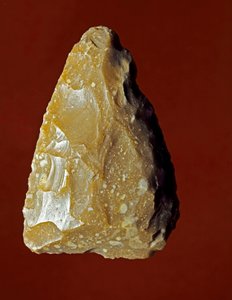 Esihistoria: Campignana-kulttuurin litinen valmistustyökalu, Gargano, Italia. Kalkoliitti. Verone, luonnonhistoriallinen museo, Italia tekijältä Prehistoric Prehistoric