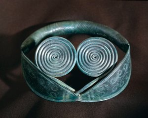 Esihistoria: Hallandin kierteillä koristeltu metallinen kaulakoriste. Ruotsin kansallismuseo, Tukholma Ruotsi tekijältä Prehistoric Prehistoric