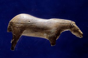 Esihistoriallinen taide (keskimagdalenialainen): veistos norsunluun mammutissa hevosen pyörteessä Espeluguesin (Hautes-Pyreneet) Dim. 0,073x0,035x0,017 m. Saint Germain en Laye, kansallisen arkeologian museo