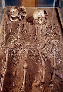 Esihistoria: Kahden lapsen luurangot. 30 000-25 000 eaa. Grimaldin luolasta. Saint Germain en Laye, kansallisen arkeologian museo tekijältä Prehistoric Prehistoric