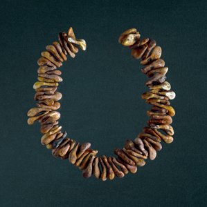 Esihistoria, kivikausi: kaulakoru luista Polesinen luolasta, Venetosta. Rooma, Luigi Pigorinin kansallinen esihistoriallisen etnografian museo tekijältä Prehistoric Prehistoric