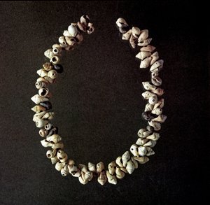 Esihistoria, kivikausi: kaulakoru simpukoista Polesinen luolasta Venetiestä. Keskimääräinen neoliitti. Rooma, Luigi Pigorinin kansallinen esihistoriallisen etnografian museo tekijältä Prehistoric Prehistoric