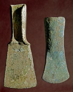 Esihistoria: kirves ja keihään kärki piikivissä. Apenniinien sivilisaatio (tai italialainen pronssikausi). 1400-1300 eaa. Perugia, Umbrian kansallinen arkeologinen museo