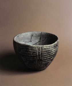 Esihistoria: keraaminen maljakko, johon on kaiverrettu neoliittisia koristeita Caverna Delle Arenesta Candiden (Liguriassa). Pegli, Villa Pallavicini -museo tekijältä Prehistoric Prehistoric