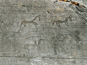 Esihistoriaa, kamunien sivilisaatiota, kalliotaidetta: metsästyskohtauksen hautakallio, metsästäjä keihää. Neoliittisen ja pronssikauden välinen aika. Capo di Ponte, Naquane Rock Engravingsin kansallispuisto, Valcamonica, Val Camonica, Ital tekijältä Prehistoric Prehistoric