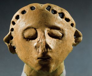 Cucuteni-Trypillian (Cucuteni Trypillia tai Tripolya) esihistoria, kulttuuri: savipatsaan pää. 3000 eKr. Neoliitti, kivikausi. Kishinev (Chişinău), Moldovan tasavallan historiallinen tiedeinstituutti