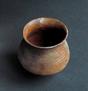 Esihistoria, Remedellon kulttuuri: kellon muotoinen maljakko Santa Cristinan luolasta, Fiessestä lähellä Bresciaa. Kuparin aika. Eneoliittista. 2200 eaa. Rooma, Luigi Pigorinin kansallinen esihistoriallisen etnografian museo tekijältä Prehistoric Prehistoric