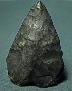 Esihistoria: piikivi amygdaloidinen biface. Alempi paleoliitti. Verone, luonnonhistoriallinen museo, Italia tekijältä Prehistoric Prehistoric