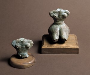 Esihistoria: pieni epäjumala (vasemmalla), joka on peräisin keskineoliittiselta ajalta. Rekonstituointi oikealla. Caverna Delle Arenesta Candiden (Liguria) alueella. Pegli, Museo Villa Pallavicini tekijältä Prehistoric Prehistoric