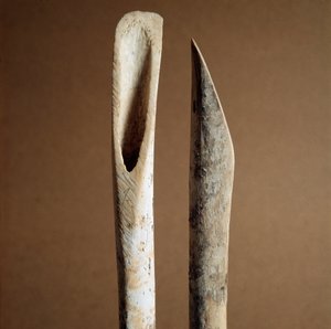 Esihistoria: työkalut kuoren poistamiseen vuohen ja lampaiden sääriluista Arene Candiden (Finale Liguria) Liguriasta. Keski neoliitti, kivikausi. Geenit, museo di archeologia ligure tekijältä Prehistoric Prehistoric