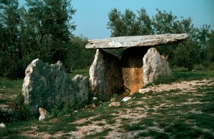 Esihistoria: näkymä Chiancan dolmenille ja sen sisäänkäyntikäytävälle. Kivikausi, neoliitti. 6-3 vuosisadalla eKr. Bisceglie, Puglia, Italia tekijältä Prehistoric Prehistoric