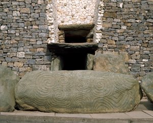 Näkymä esihistoriallisen muistomerkin sisäänkäynniltä Newgrangessa, 3200 eaa tekijältä Prehistoric Prehistoric