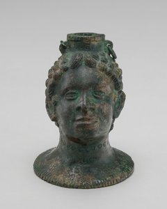 Säiliö afrikkalaisen pään muodossa tekijältä Probably Etruscan