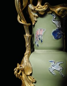 Yksi Ludvig XV:n kauhuparista, posliini 1662-1722, telineet n. 1745-49 (ormolu-asennettu posliini)