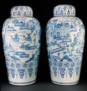 Pari sinivalkoisia sotilasmaljakoita, n. 1700 (posliini) tekijältä Qing Dynasty Chinese School