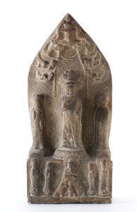 Buddhalainen kolminaisuus kohokuviossa lootusjalustoilla ennen terävää taustaa