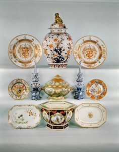 Imari kaiteet maljakko; Rose-verte-haarniska, n. 1724; Famille rose bombe tureen ja kansi; Kaksi sinistä ja valkoista tulppaanimaljakkoa; Famille Rose armorial-levy; Cornelius Prenk Imari-levy; Famille Rose pitkänomainen astia; Famille Rose kuusikulmainen  tekijältä Qing Dynasty Chinese School
