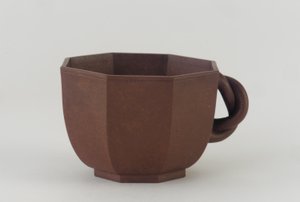 Kahdeksankulmainen kuppi, Chengzhai, luultavasti 1800-luku (lasittamaton kivitavarasavi)