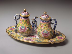 Pari miniauruja ja tarjotin, Qianlong-kausi (1736-95) (emali)