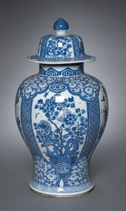 Maljakko kannen kanssa tekijältä Qing Dynasty Chinese School