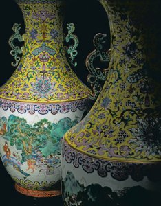 Pari Imperial Famille -ruusumaljakkoa (keraamista)