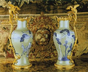 Ludvig XV:n korupari, posliinia 1662-1722, telineet n. 1745-49 (ormolu-asennettu posliini)
