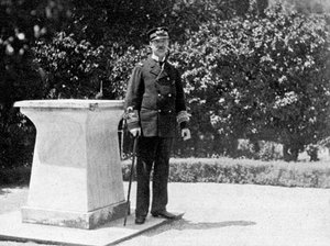 Kreikan kuningas George I 1845-1913 puutarhassaan Ateenassa, 1908.