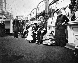 Prinssi Olav 1903-1991, tuleva Norjan kuningas Olav V, keskustelemassa merivoimien upseerien kanssa, 1908. tekijältä Queen Alexandra