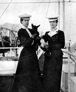 Kuningatar Alexandra 1844-1925 tyttärensä prinsessa Victorian kanssa 1868-1935. 1908.