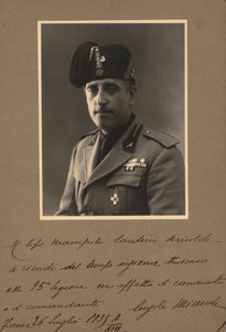 Albumi "MVSN- Blackshirts": Miliisin konsoli univormussa, 07/1935 (b/w kuva) tekijältä R. Petrelli