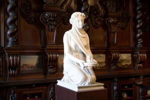 Verhottu vestal virgin (marmori) tekijältä Raffaello Monti